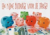 Van harte gefeliciteerd, een kleine bijdrage voor de jarige. Een dubbele wenskaart inclusief envelop met een afbeelding van leuke spaarvarkens.