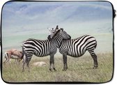 Laptophoes 13 inch 34x24 cm - Dierenvriendschappen - Macbook & Laptop sleeve Twee knuffelende zebra's - Laptop hoes met foto