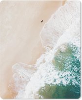 Muismat Blauwe golf - Luchtfoto van een man bij de blauwe golven op het strand muismat rubber - 30x40 cm - Muismat met foto