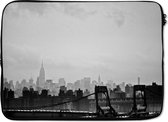 Laptophoes 14 inch 36x26 cm - New York Luxurydeco - Macbook & Laptop sleeve New York skyline in zwart-wit - Laptop hoes met foto