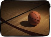 Laptophoes 14 inch - Een basketbal in de spotlight op een basketbalveld - Laptop sleeve - Binnenmaat 34x23,5 cm - Zwarte achterkant