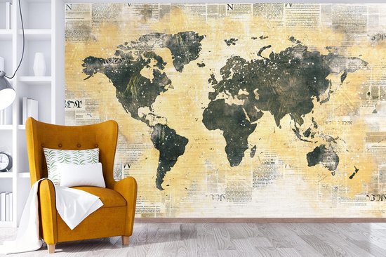 Carte du monde gris foncé sur fond avec peinture orange et journal 420x280 cm