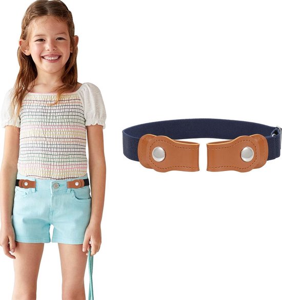 Meisje in blauwe spijkerbroek met blauwe elastische riem met bruine gespen. Naast haar ligt de riem.