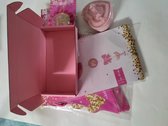 eindelijk zestien jaar!!  Om uw feestje nog leuker te maken. pakketje 16 vlaggen 2x 15 honeycomb decoratie ca 80 cm 1x cadeau doosje roze 19x10x2,5 cm 1x rozet 1x sjerp roze kaarzen 16 jaar