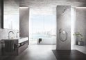 Moderne badkamer met inbouw douche, bad en dubbele wastafel, met uitzicht op de stad.