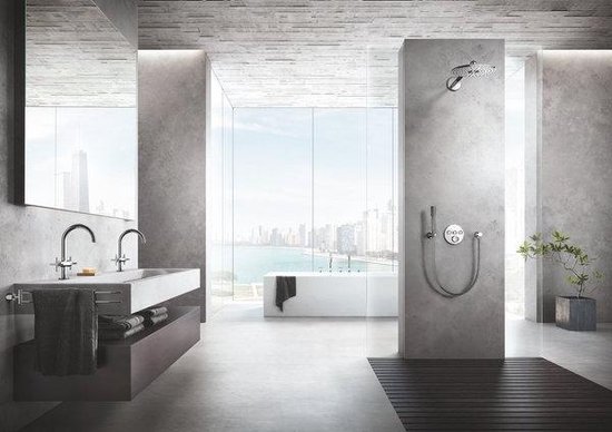Moderne badkamer met inbouw douche, bad en dubbele wastafel, met uitzicht op de stad.