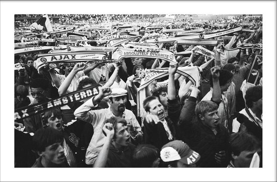 Walljar - Poster Ajax met lijst - Voetbal - Amsterdam - Eredivisie - Zwart wit - AFC Ajax kampioen '82 - 20 x 30 cm - Zwart wit poster met lijst