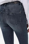 Donkerblauwe skinny jeans met een middelhoge taille, close-up van de achterkant met zakken.
