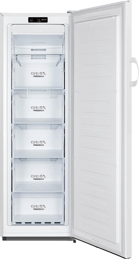 Witte vrijstaande vriezer met open deur, met vijf doorzichtige lades met het label 'FREEZEBOX'.