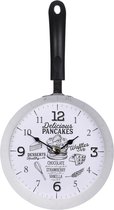 Wandklok in de vorm van een koekenpan met tekst Delicious Pancakes - wit - 38 x 22cm
