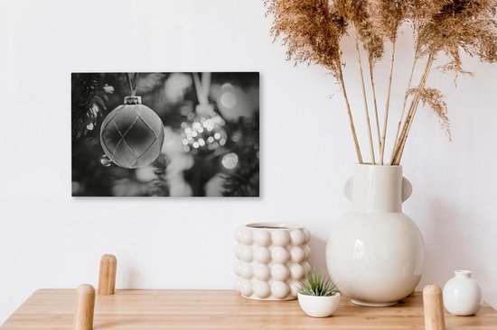 Tableau sur toile Un gros plan de décorations de Noël décoratives près d'un sapin de Noël - noir et blanc - 30x20 cm - Décoration murale de Noël pour l'intérieur - Décoration de Noël Salon - Décoration de Noël à la maison
