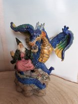 Draken beeld mooie draak met Tovenaar en kristal  13x13x10 cm