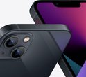 Gedetailleerde weergave van de hoek van een middernachtblauwe iPhone 13, met zicht op de camera's en het scherm.