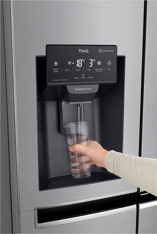 Hand vult een glas met water uit de dispenser van een LG Amerikaanse koelkast.