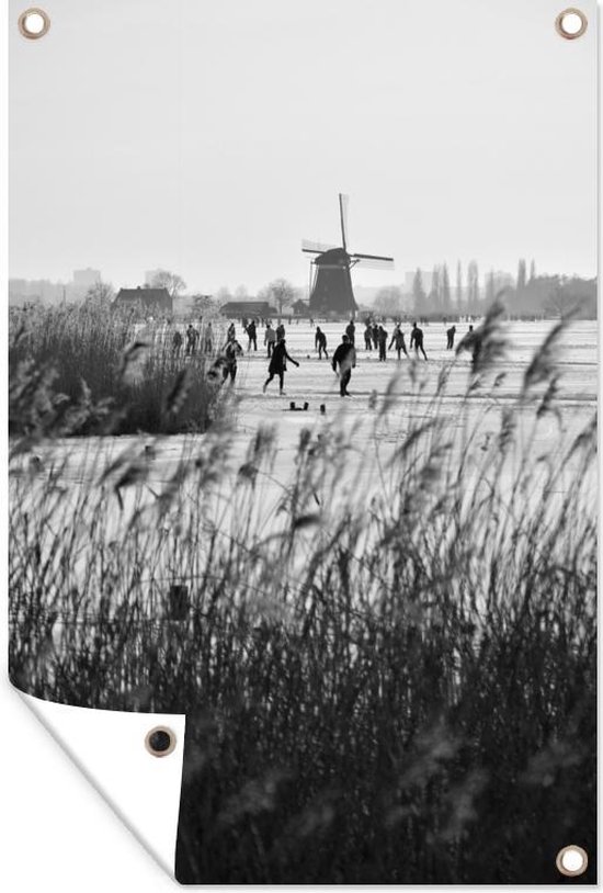 Tuindecoratie Mensen schaatsen in Nederland - zwart wit - 40x60 cm - Tuinposter - Tuindoek - Buitenposter