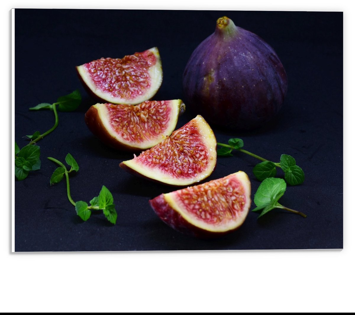KuijsFotoprint Schilderij - Stukjes Vijg Donkere Achtergrond - Zwart, Rood En Paars - 30 X 40 Cm