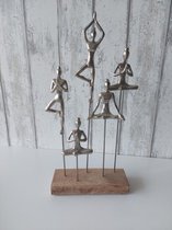 Mangohout Sculptuur - Yoga - Decoratie beeld woonkamer - ornament op voet - vensterbank decoratie - Teambuilding beelden - figuren - cadeau - 51 X 26 CM