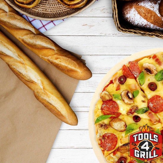 Pizza met salami en champignons op een ronde, beige pizzasteen. Naast baguettes en brood. "Tools4Grill" logo.