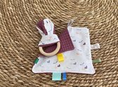 Bijtring en knisper labeldoekje. Babyspeelgoed - kraamkado - hartjes babygirl