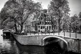 JJ-Art (Canvas) | Brug over de gracht in Amsterdam, Nederland in zwart wit - woonkamer | modern, stad, sfeer | Foto schilderij print op Canvas (canvas wanddecoratie) | 120x80cm