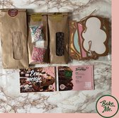 Bake me CadeauPakket "Een Meisje"- Brievenbuspakket met Brownie bakmix, “hoera een meisje” guirlande, roze muisjes, baby girl sprinkles incl. gratis wenskaart. Prachtig verpakt, ideaal relati