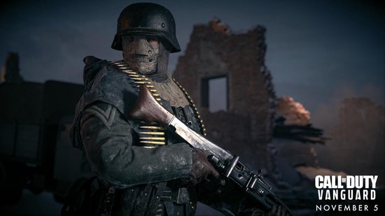 Soldaat met helm en masker, draagt een machinegeweer en patroonriem. Achtergrond van ruïnes. Call of Duty: Vanguard.