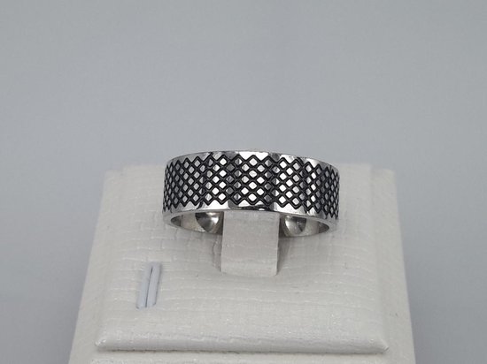 Edelstaal zilverkleur ringen met zwart ruiten motief. maat 22, deze ring is zowel geschikt voor dame of heer.