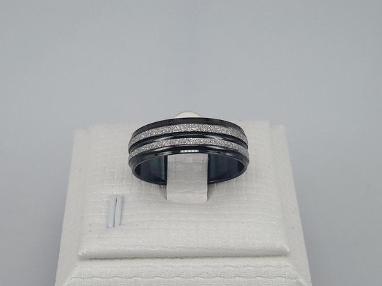 RVS ring zwart met 2 fijne zilverkleurige glittercoating. maat 20. Deze ring is zowel geschikt voor dame of heer in de kleur zwart met zilver glitter.