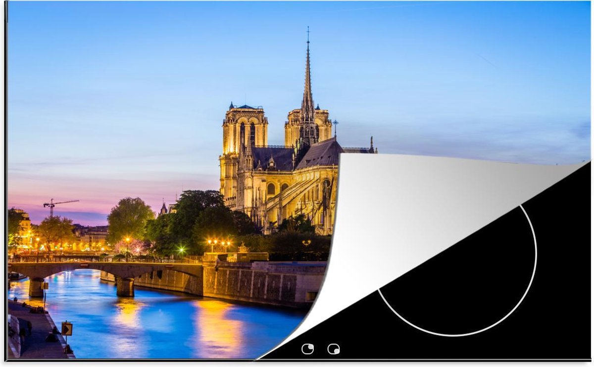 Luxe inductie beschermer Notre Dame - 78x52 cm - Een verlicht Notre Dame met blauw water ervoor in Frankrijk - afdekplaat voor kookplaat - 3mm dik inductie bescherming - inductiebeschermer