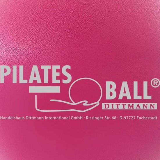 Detail van een roze pilates bal met het 'Pilates Ball Dittmann' logo en adres.