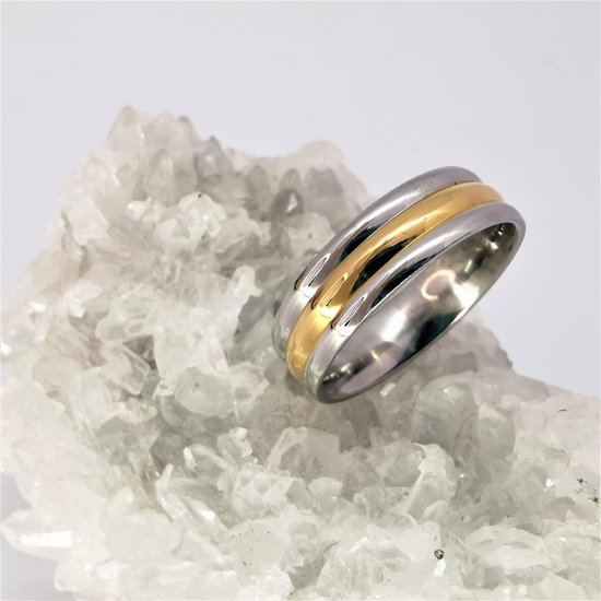 Edelstaal zilverkleurig triple diagonale streep ring, beide zijkant zilver en midden goudkleur. maat 22. Deze ring is zowel geschikt voor dame of heer.