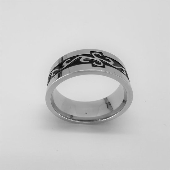 RVS ring maat 19 zilver kleur midden zwart coating met zilver motief. Deze ring is zowel geschikt voor dame of heer.