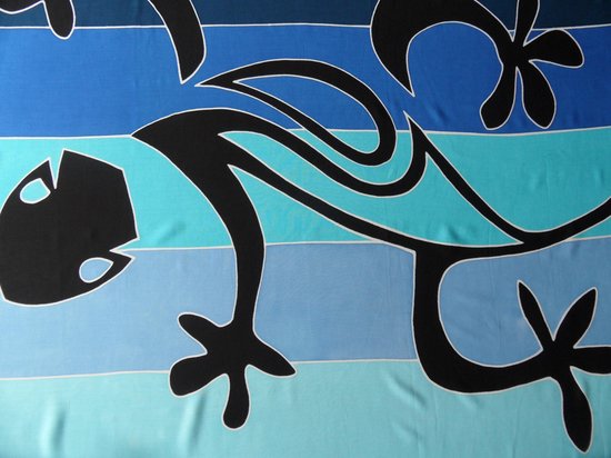 sarong, pareo, hamamdoek, wikkelrok, handbeschilderd, figuren gekko patroon lengte 115 cm breedte 165 kleuren zwart blauw wit turquoise.