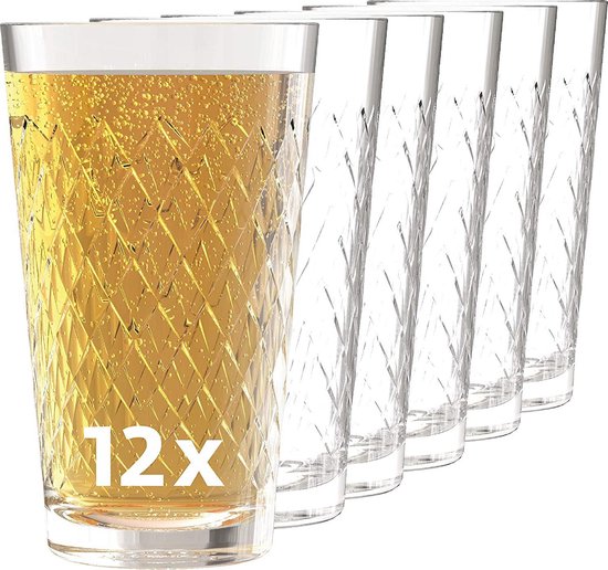 Een reeks van zes glazen met diamantpatroon, één gevuld met geel bier en vijf leeg. Tekst "12x" op het glas vooraan.