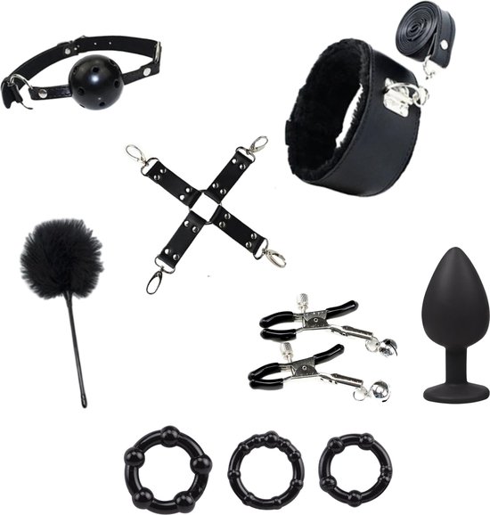 Bovenaanzicht van BDSM-accessoires: gag ball, kraag, kietelveer, kruisbanden, tepelklemmen, plug en ringen.
