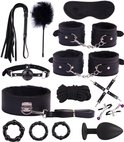 Zwarte bondage set: zweep, kietelveer, oogmasker, handboeien, enkelboeien, kraag, touw, kruisbanden, plugs, clamps en ringen.