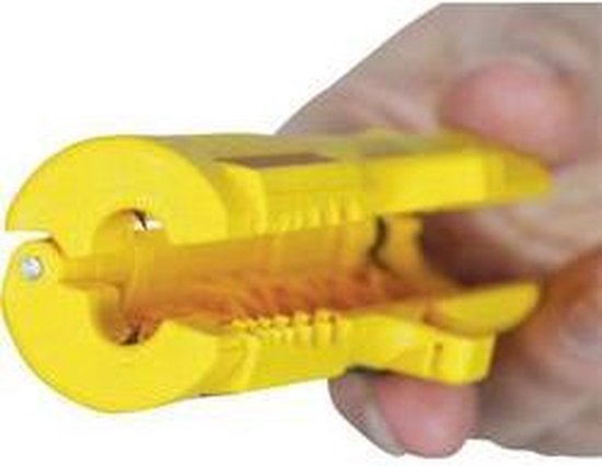 Hand die een gele JOKARI Fibre Strip LC kabelstripper opent.