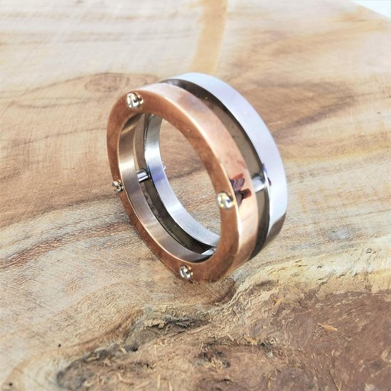 Tweekleurige chirurgisch staal heren ring met schroef motief uitgevoerd in rosé en zilverkleurig. Maat 19.5. Prachtig als duim ring.