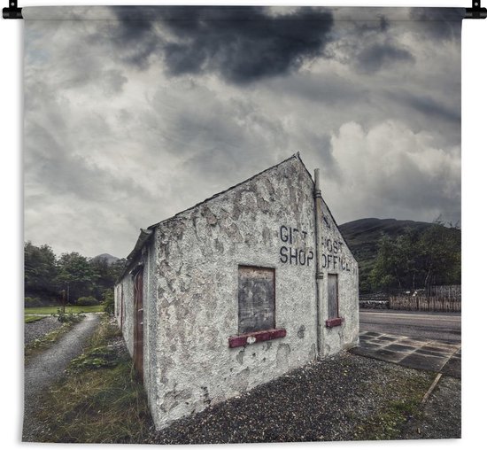 Wandkleed Verlaten gebouwen - Verlaten gebouw met onweer Wandkleed katoen 180x180 cm - Wandtapijt met foto