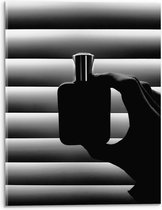 Acrylglas - Zwart/Wit Parfumflesje Die Iemand Vasthoudt - 30x40cm Foto op Acrylglas (Met Ophangsysteem)