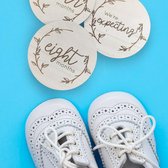 Brandtstudio - Mijlpaal schijven hout - Baby- Engels - Milestone - New Born - Weken + Maanden- set van 20 op 10 schijfjes