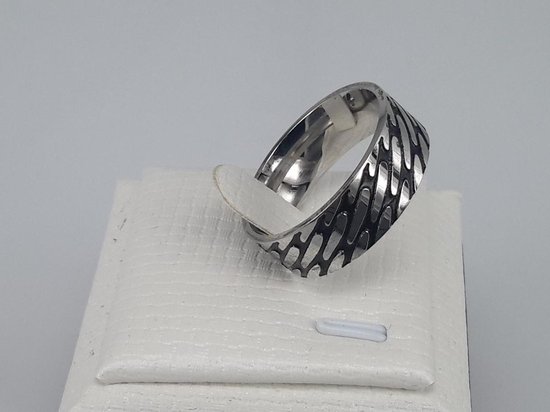 Edelstaal ring zilver kleur met een diagonaal schakelmotief zwart coating. maat 23. Deze ring is zowel geschikt voor dame of heer. - Lili 41