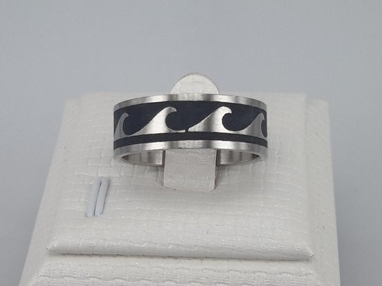 Edelstaal ring zilverkleurig met mat zwart golven coating motief, maat 20. Deze ring is zowel geschikt voor dame of heer.