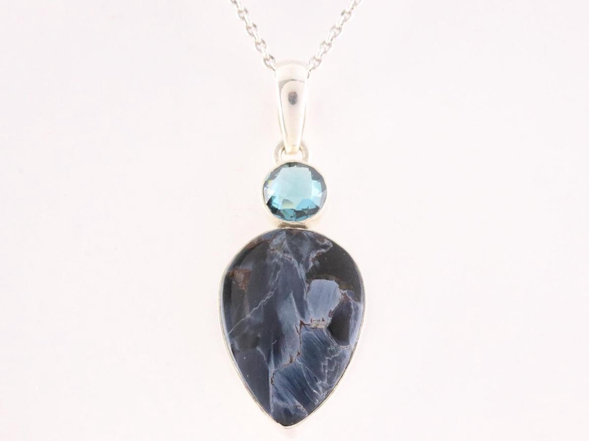 Zilveren hanger met pietersiet en blauwe topaas aan ketting