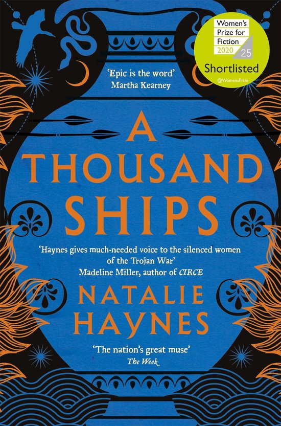 Livre 'A Thousand Ships' de Natalie Haynes, avec un fond bleu, du texte orange et une illustration de vase.