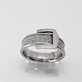 Prachtig dames edelstaal ring in vorm als een riem in Stardust die blinkerd als diamant en strakke straal gesp in maat 17.