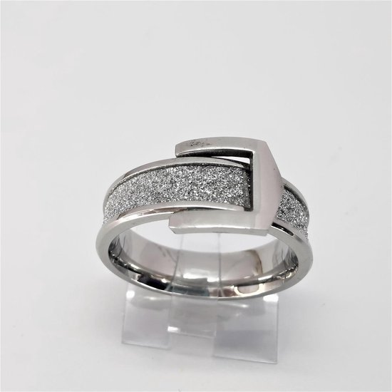 Prachtig dames edelstaal ring in vorm als een riem in Stardust die blinkerd als diamant en strakke straal gesp in maat 17.