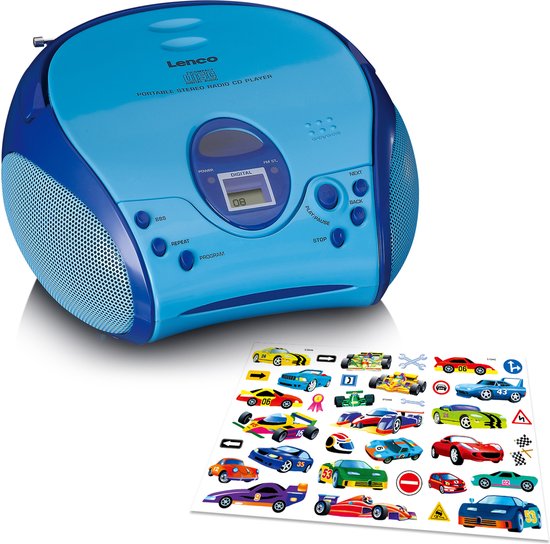Blauwe Lenco draagbare stereo radio cd-speler met aan de voorkant knoppen, digitaal display en raceauto-stickers ernaast.