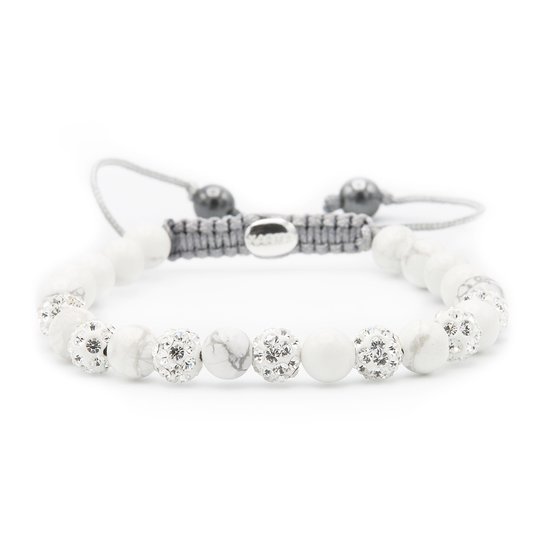 Armband met witte jade kralen, marmer-look kralen en zilverkleurige, glitterende shamballakralen, met grijze macramé koord.