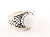 Opengewerkte zilveren ring met witte agaat - maat 16.5
